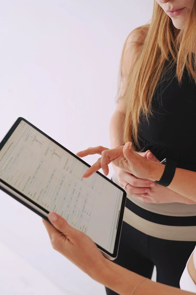 Resultaten worden op een tablet overlopen
