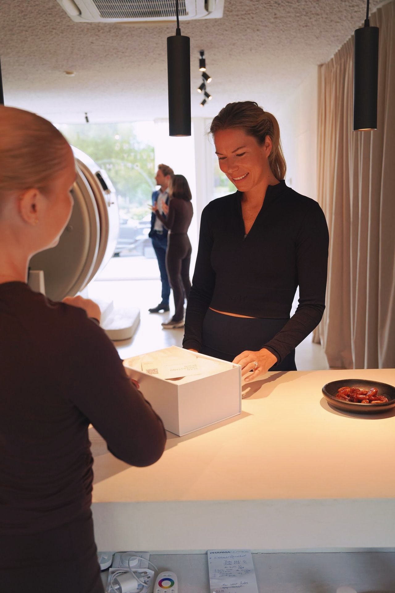 Cadeaubon THE SYSTM wordt overhandigd aan de balie