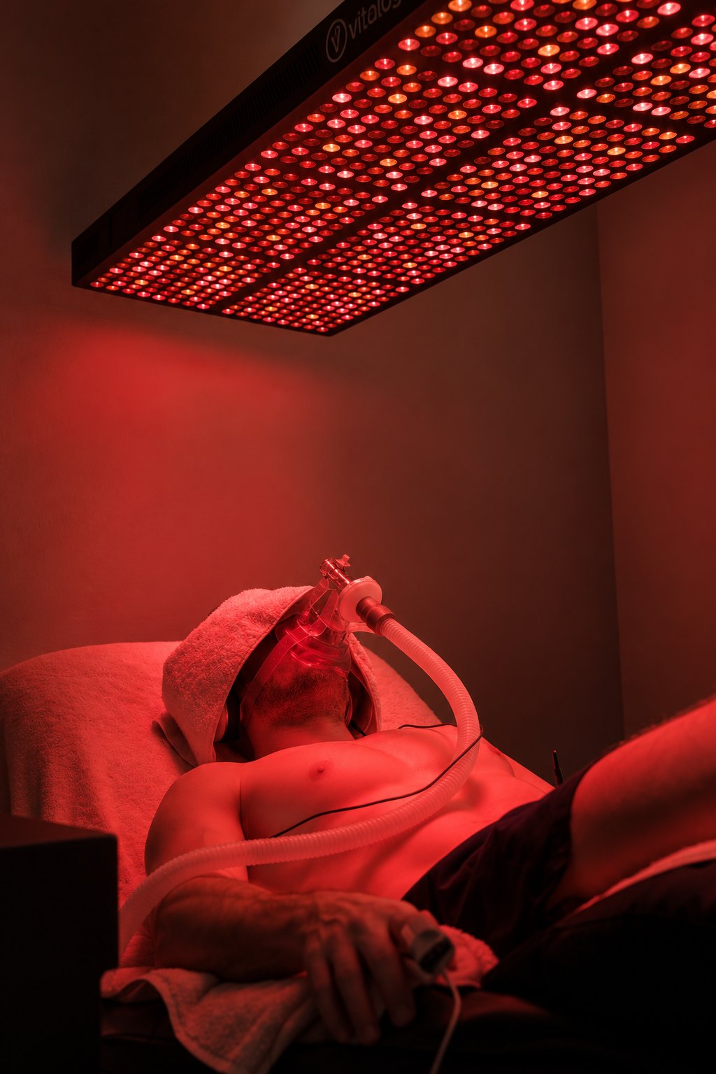 Red light and oxygen mask in the treatment room